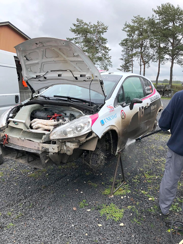 Vinderbilen var godt ”måwet“ efter finalerallyet, så der gik nogle timer med at få den gjort pæn igen.
(Foto: Rasmus Sørensen)
